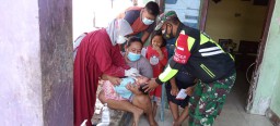 Babinsa Koramil Tanggulangin Dampingi Petugas Medis Tracing Warga