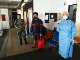 BABINSA WARU BERSAMA 3 PILAR, PINDAHKAN WARGA YANG ISOMAN KE ISOTER