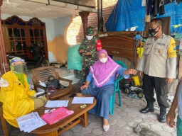 Babinsa Tulangan Terjun Langsung Bersama Bidan Desa Laksanakan Tracing