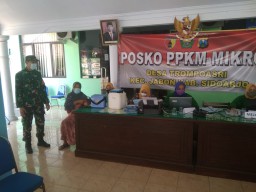 Babinsa Jabon Lakukan Pengamanan Vaksinasi Masal Di Baldes Trompoasri