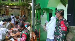 Anggota Ramil Tanggulangin Giat Vaksin Massal di Ponpes Manba'ul Hikam
