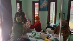 Peltu Yoyon MN, SH Laksanakan Pendampingan Vaksinasi di Desa Waung