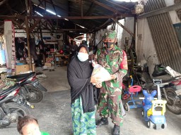 PEDULI WARGA TERDAMPAK COVID-19, BABINSA WARU BAGIKAN SEMBAKO GRATIS