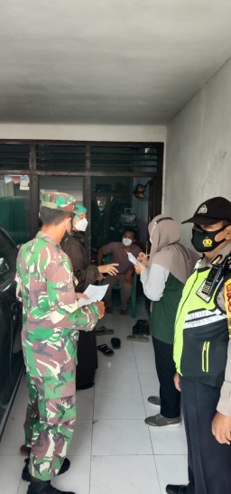 UPAYA CEGAH PENULARAN, BABINSA WARU PINDAHKAN PASIEN ISOMAN KE ISOTER