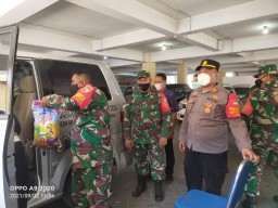 Babinsa Koramil 05 Tulangan Kawal Penjemputan Pasien Sembuh Covid-19