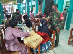 Babinsa Krembung Laksanakan Pam giat Vaksin di PP Burhanul Hidayah
