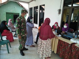 Babinsa Krembung Laksanakan Pendampingan Kegiatan Vaksin di Ds. Keper
