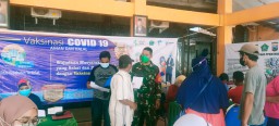 Babinsa 0816/06Tanggulangin ikut pengamanan giat vaksin di Desa Binaan