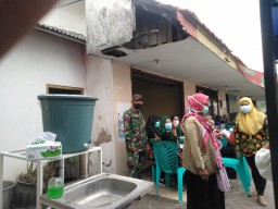 BABINSA KORAMIL 0816/13 MELAKSANAKAN PENDAMPINGAN VAKSINASI