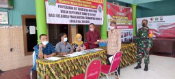 Penyaluran BLT-DD Babinsa Penatarsewu Himbau Warga Patuhi Prokes