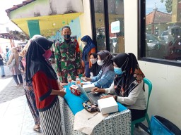 Babinsa Ramil 0816/05 Tulangan Dampingi Pelaksanaan Vaksinasi Covid-19