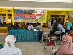 Babinsa Tulangan Giat Pengamanan dan Pendampingan Pembagian BLT-DD