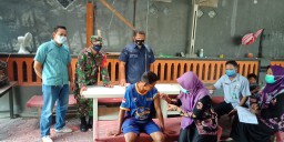 Sinergitas TNI-Polri Dampingi Vaksinasi Covid-19 Warga Kategori ODGJ