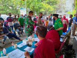 BABINSA KORAMIL 0816/16 WARU AKTIF PENGAMANAN VAKSINASI COVID-19