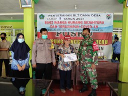 Serka sukardi dan Babhinkamtibmas Giat Pengamanan Pembagian BLT-DD