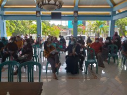 BABINSA KORAMIL 0816/05-KAWAL KEGIATAN VAKSINASI KEPADA 250 WARGA