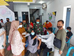 DANRAMIL 0816/03 BUDURAN DAN BABINSA MONITORING SERBUAN VAKSIN