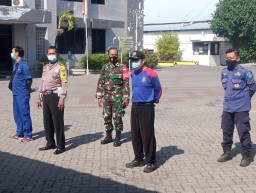 BABINSA 0816/03 MENGHADIRI SIMULASI DAN PELATIHAN PEMADAM KEBAKARAN