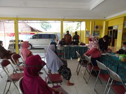 Babinsa Desa Kebaron Laksanakan Pendampingan Vaksinasi Lansia