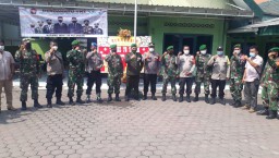 Kejutan Kapolsek Tulangan Beri Ucapan HUT TNI Ke76 Di Koramil Tulangan