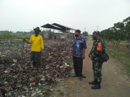 Babinsa Tulangan Bersama Kades Kebaron kunjungi Pemanfaatan Sampah