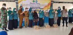 Babinsa Desa Kajeksan Pengamanan Pendistribusian 50 Paket Sembako