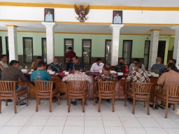 DANRAMIL 0816/03 BUDURAN MENGHADIRI RAKOR TERKAIT VAKSIN LANSIA