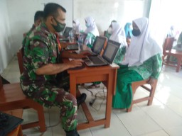 Babinsa Tergabung Tim Vaksinasi Santri Di Ponpes Darul Mubarok Jabon
