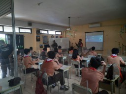 Babinsa 01/Sidoarjo laksanakan Pelatihan PBB dan Wasbang di SMP Widya