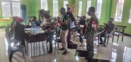 Babinsa Krian dampingi 1000 vaksin Covid-19 pada warga Sedengan mijen