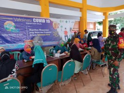 Babinsa Koramil 06/Tanggulangin dampingi vaksinasi untuk warga