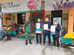 Penuh Rasa Ikhlas, Serma Muhlis dampingi warganya untuk vaksin