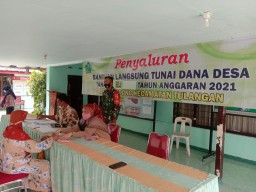 Babinsa Koramil 0816/05 Tulangan Dampingi Penyaluran BLT DD Tahap 2