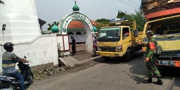 Babinsa Koramil 0816/05 Tulangan bantu atur urai kemacetan lalu lintas