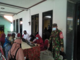 Serma Sri Irmawanto Laksanakan Pendampingan Vaksinasi di Ds Keper
