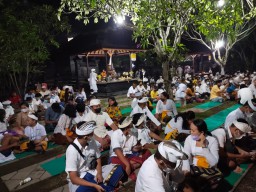 Serka I Nengah Medal Laksanakan Persembahyangan Hari Raya Galungan