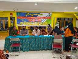 Babinsa Ramil 05/Tulangan aktif warga dampingi giat pembagian BLT DD
