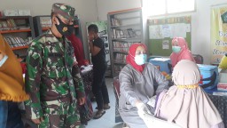 Babinsa 09/Krian pantau pelaksanaan vaksinasi pada warga Ds. Keboharan
