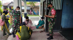 Lakukan Vaksinasi Door to Door Babinsa Gangang panjang Dampingi Vaksin