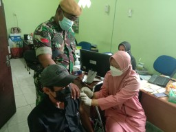 Serka Dwi Adianto Laksanakan Pendampingan Kegiatan Vaksin kpd lansia