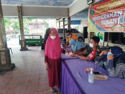 Babinsa 0816/13 Wonoayu dampingi Dampingi Pembagian BLT DD