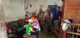 Babinsa Pelda Hasan Basri Door To Door Dampingi Tim Vaksinasi Lansia