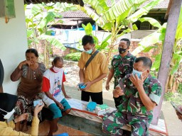 Anggota Ramil 0816/07 Krembung Laksanakan Pendampingan Kegiatan Vaksin