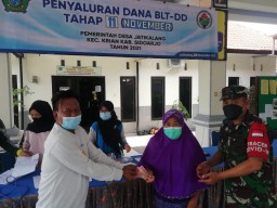 BABINSA KOPTU SUWAJI PENDAMPINGAN PENYERAHAN BLT DD DESA JATIKALANG