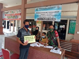 BABINSA KORAMIL 0816/09 KRIAN DAMPINGI PEMBAGIAN BLT DD DS KATERUNGAN