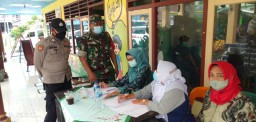 Babinsa 05 Tulangan dampingi vaksinasi Usia 12 Tahun Keatas dan Lansia
