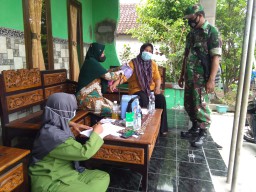 Serka Awwabin mendampingi giat vaksin di Desa Rejeni Kec. Krembung