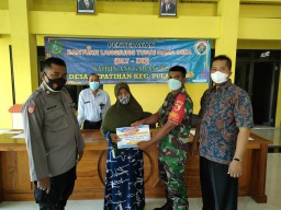 Serma Andi.P melaksanakan Pengamanan dan Pendampingan Pembagian BLT-DD
