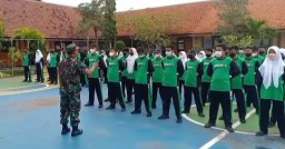 Babinsa Tanamkan Materi Wasbang pada Siswa SMPN 1 Tanggulangin