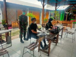 Babinsa Koramil 05/Tulangan kawal giat vaksin Covid-19 di Ds Kepatihan